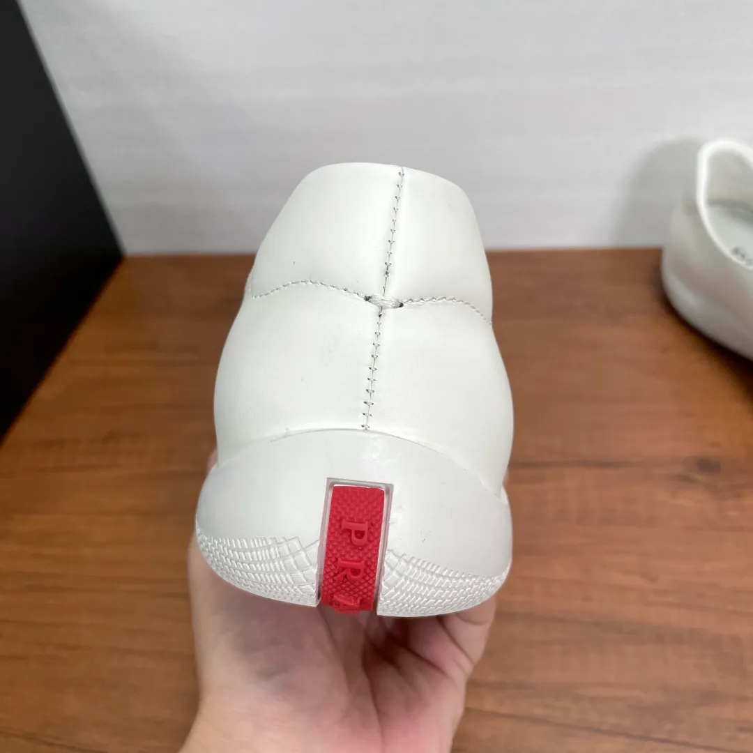 💰720 Code: YS003342 Prada/Prada men's new leather sneakers. These sneakers are made of imported calf leather and have a classic penny loafer upper design style, inspired by classic aesthetic concepts. Equipped with 3.5cm iconic red label lightweight elastic rubber soles, fabric and cowhide mixed lining, and silk-printed logo cowhide foot pads. The style is versatile and durable, comfortable and breathable, and comes with a full set of original packaging dust bags! Size: 39-40-41-42-43-44 Standard leather shoe size (45 can be customized but returns and exchanges are not supported) Item number: 4D3612 White